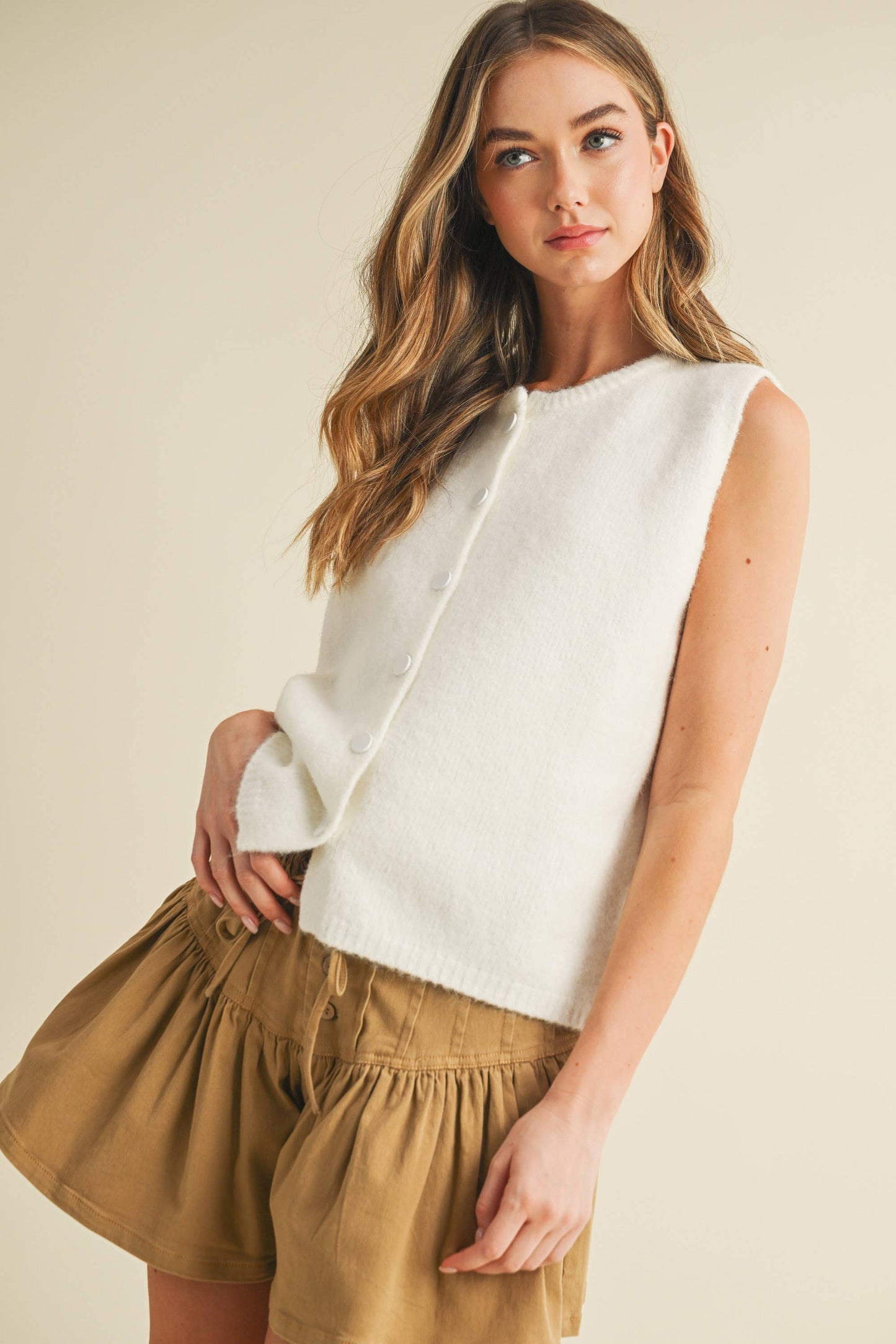 IT4191 BUTTON SLEEVELESS TOP