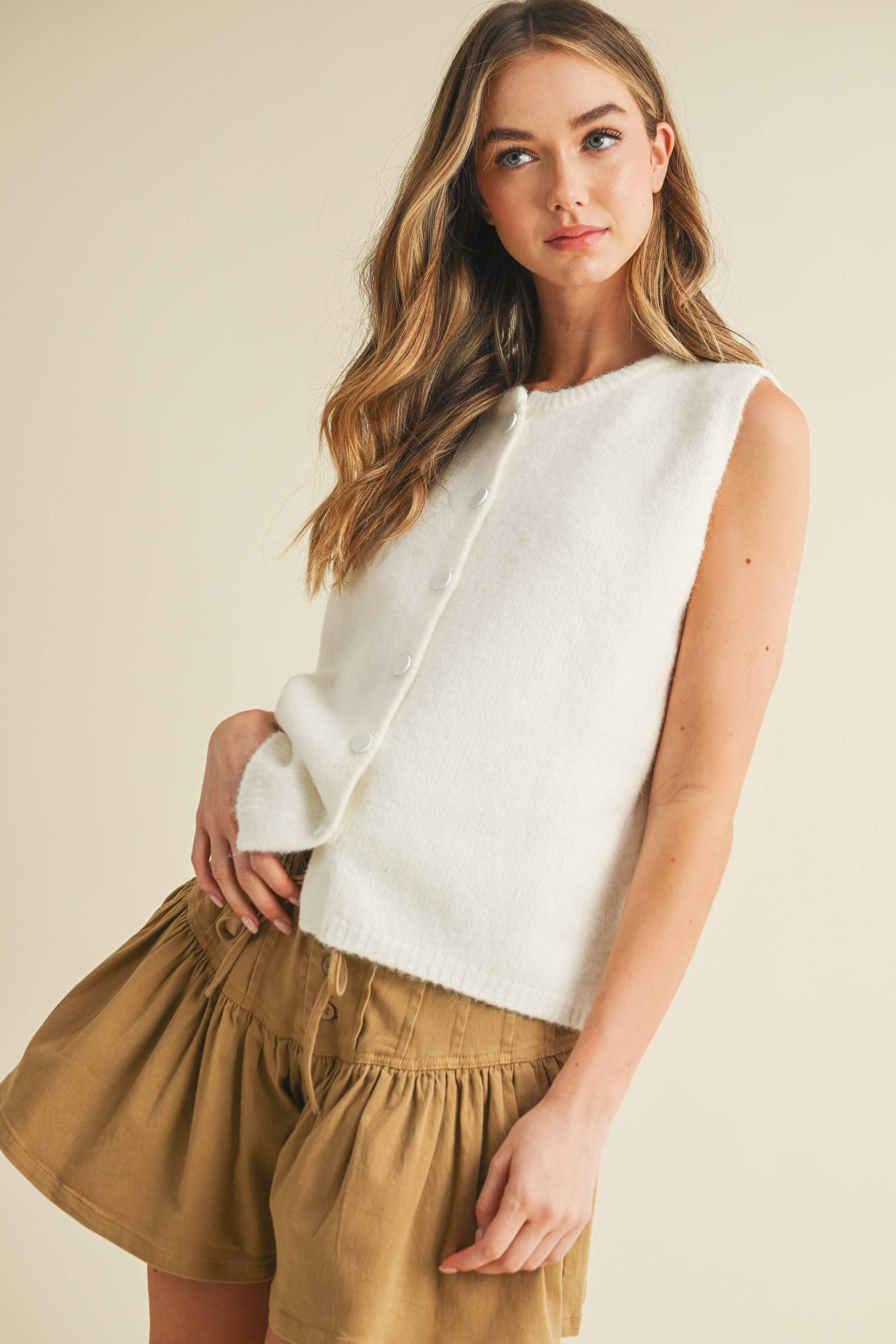 BUTTON SLEEVELESS TOP