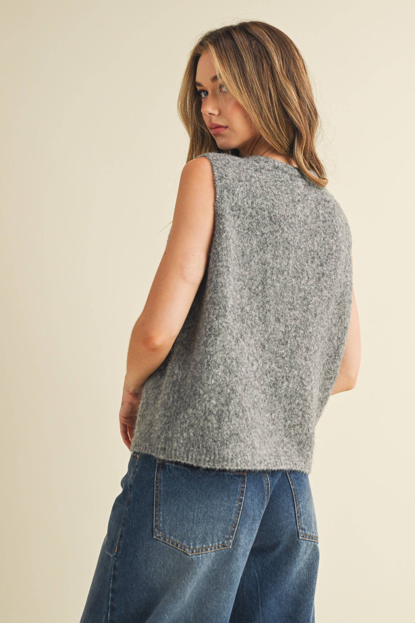 IT4191 BUTTON SLEEVELESS TOP